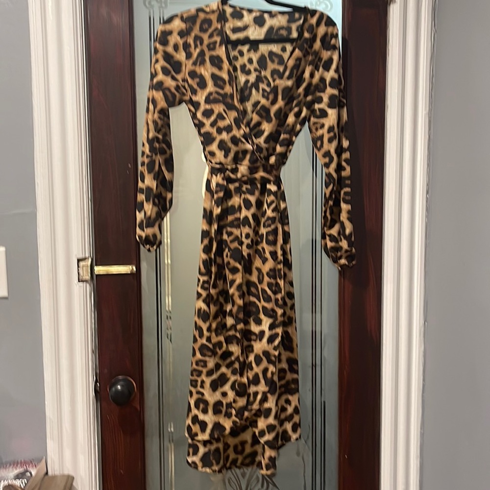 Beautiful wrap leopard print dress. Super sexy!